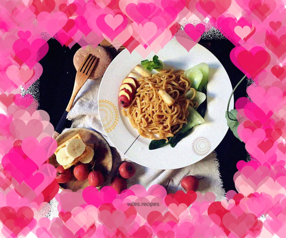 Noodles with tomato sauce and scallion oil