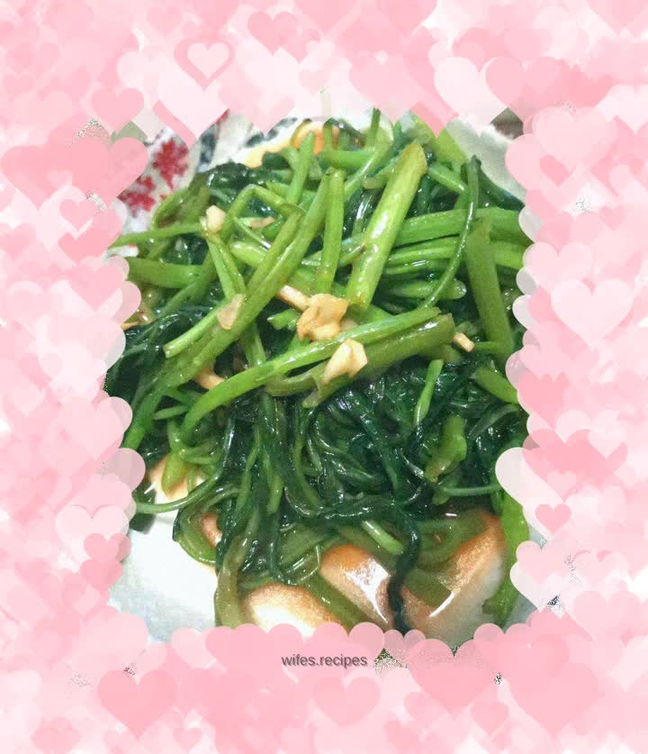 Stir-fried water spinach with Thai sweet and spicy sauce