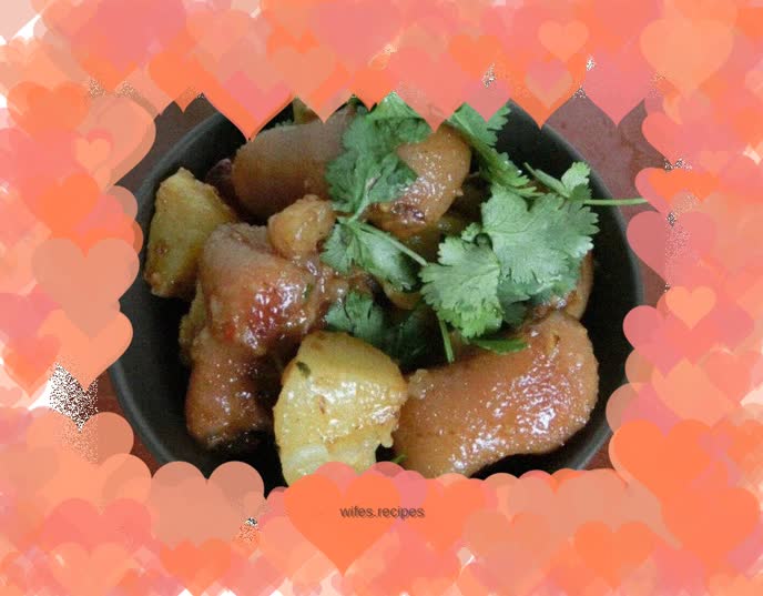 Homemade recipe for roasting pig's feet with potatoes