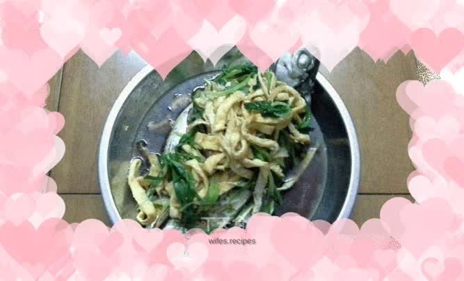 Steamed sea bream with mushrooms and egg shreds