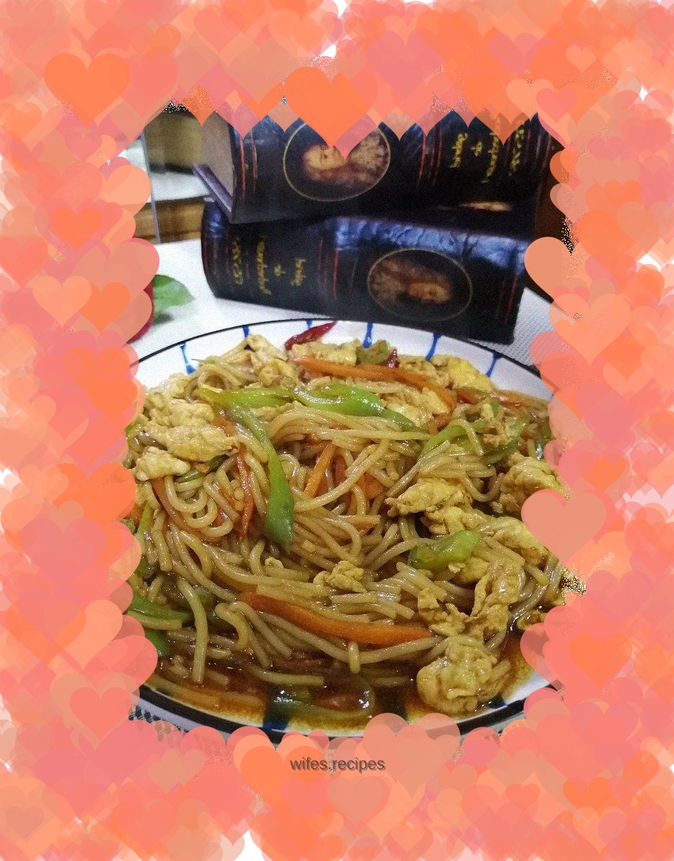 Fried rice noodles with egg and pepper