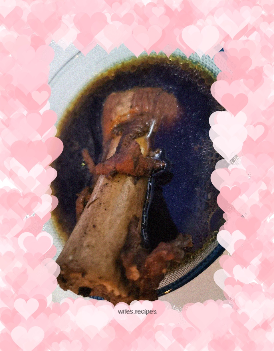 Chicken bone, grass and rehmannia glutinous rice stewed in bone soup