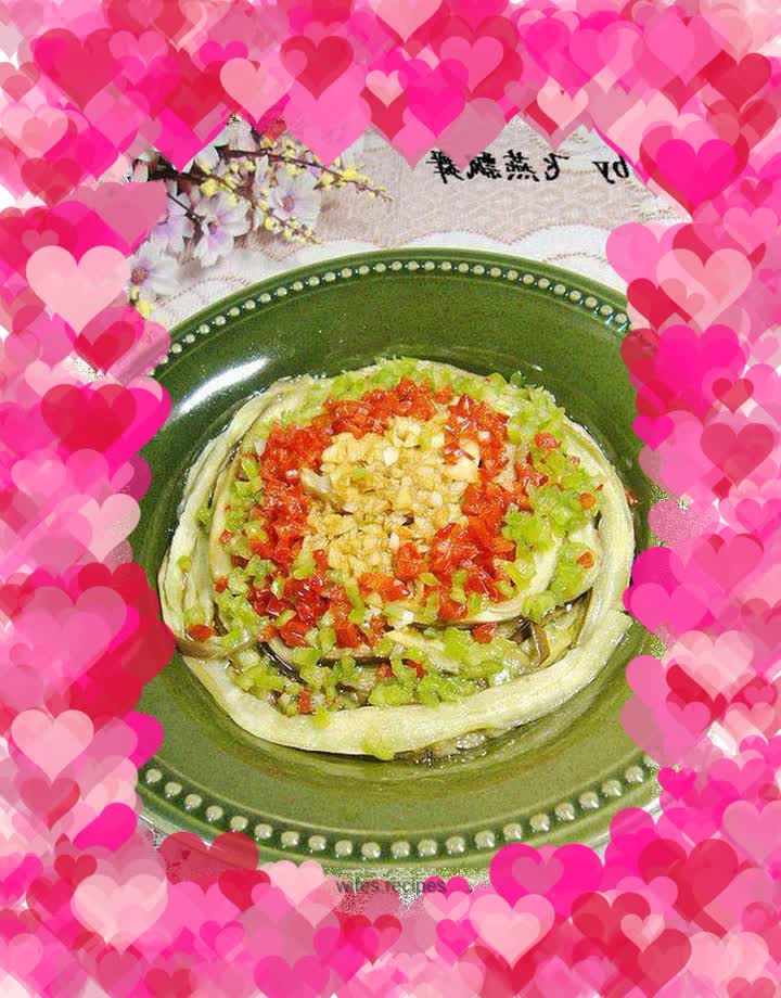 Refreshing cold dish--------[Hand-shreded eggplant strips with minced garlic]