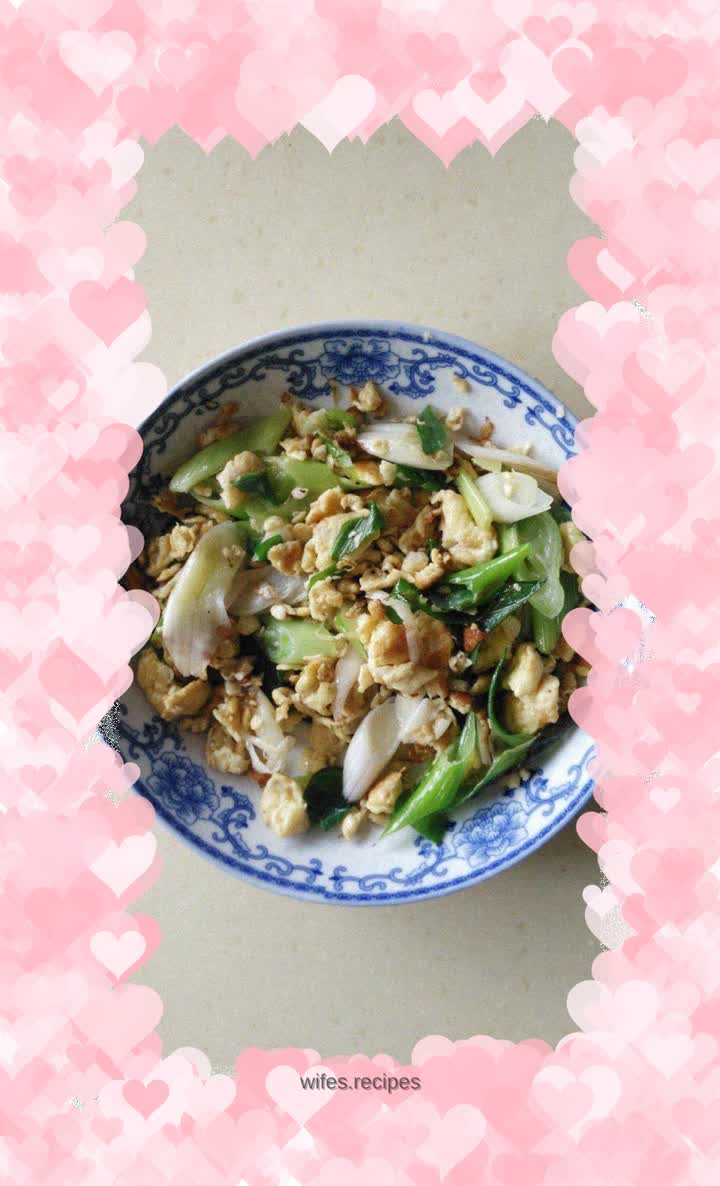 Fried eggs with green onions