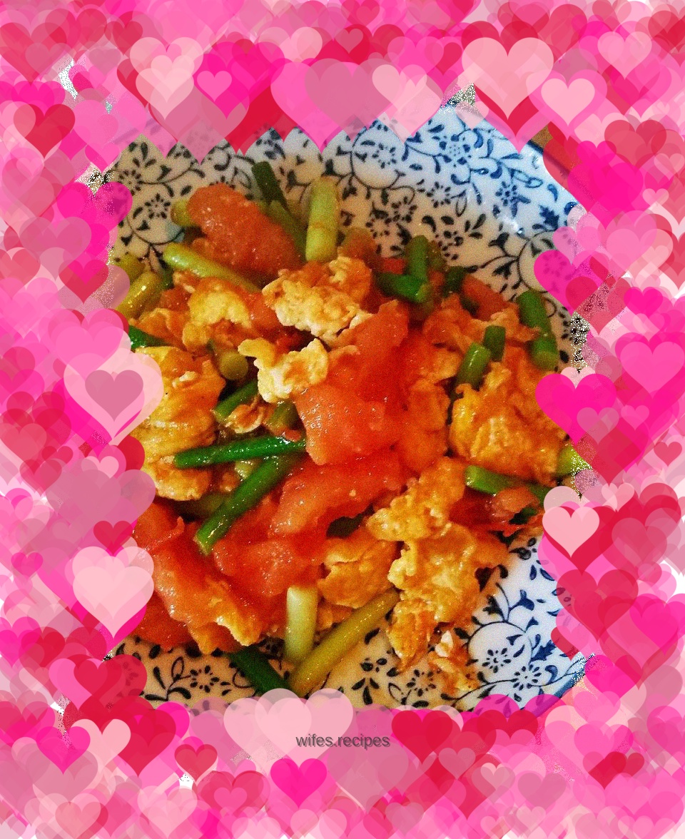 Scrambled eggs with garlic and tomatoes