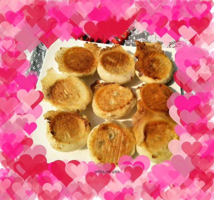 Pan-fried buns with chives and iced peanuts