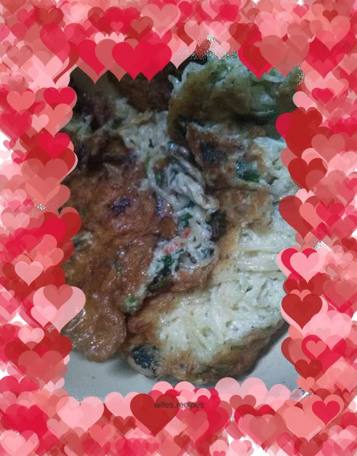 Delicious instant noodle egg pancake