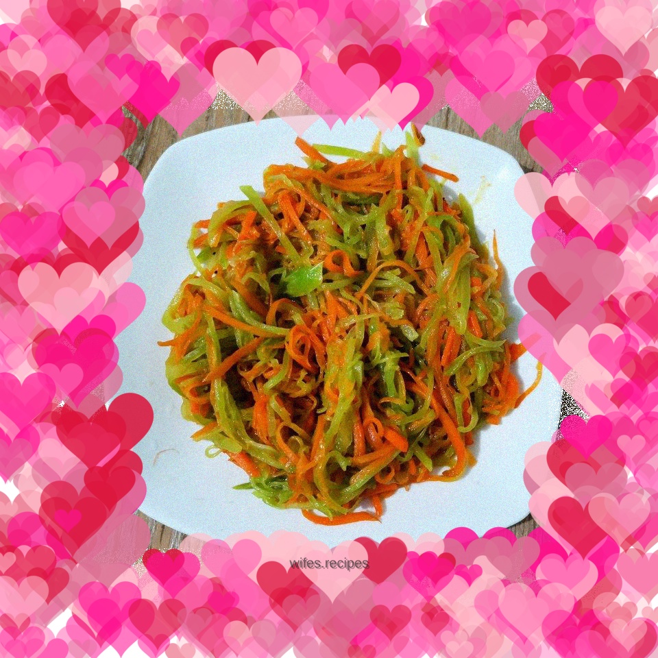 Shredded lettuce and fried carrot shreds