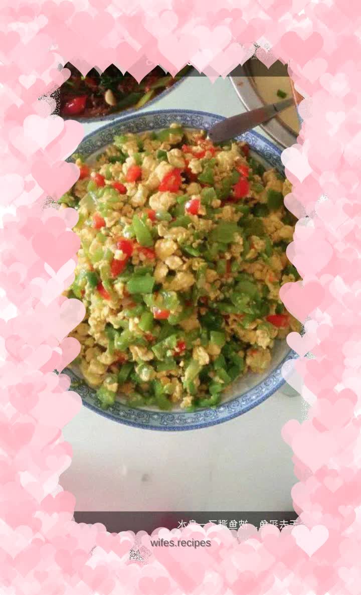 Fried eggs with green pepper