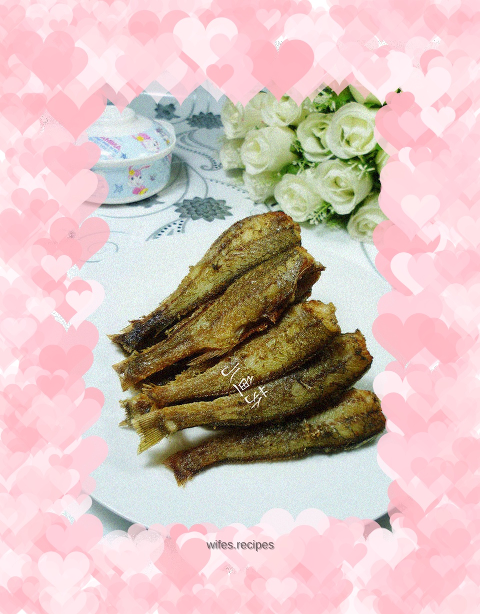 Fried small yellow croaker