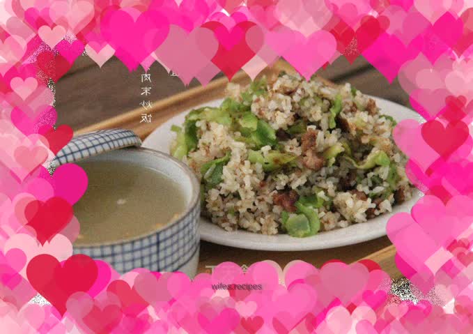 Fried rice with lettuce and minced meat