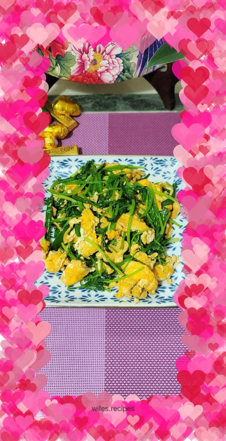 Fried eggs with coriander