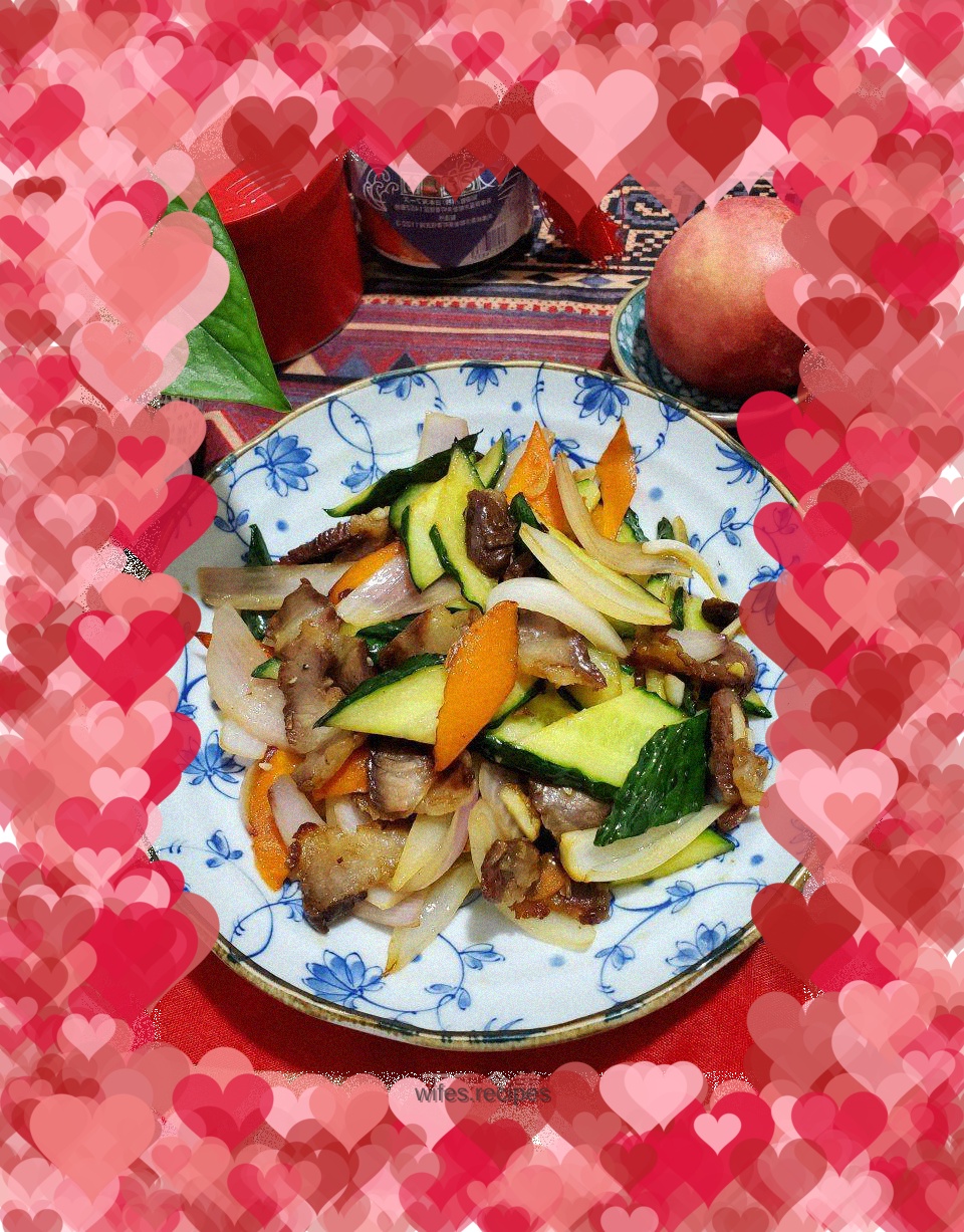 Stir-fried cucumber and carrots with bacon