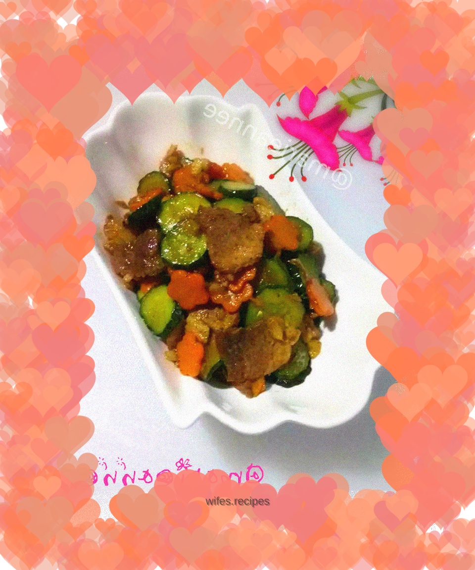 Stir-fried pork slices with cucumber and carrot