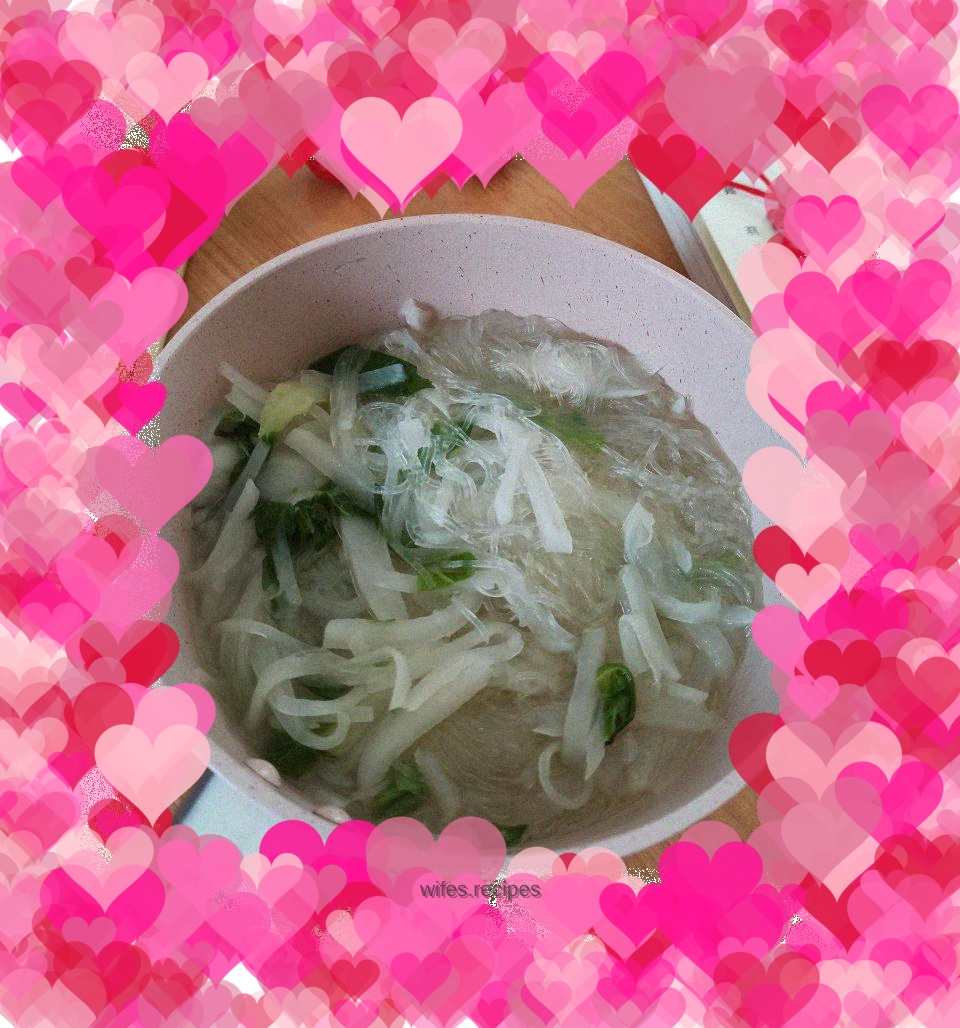 Green vegetable, radish and vermicelli soup