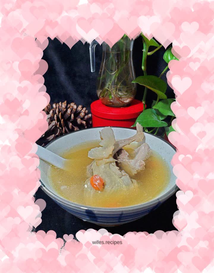 Gastrodia elata and American ginseng stewed pigeon soup