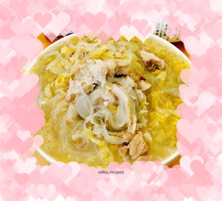 Pork bone stewed with sauerkraut