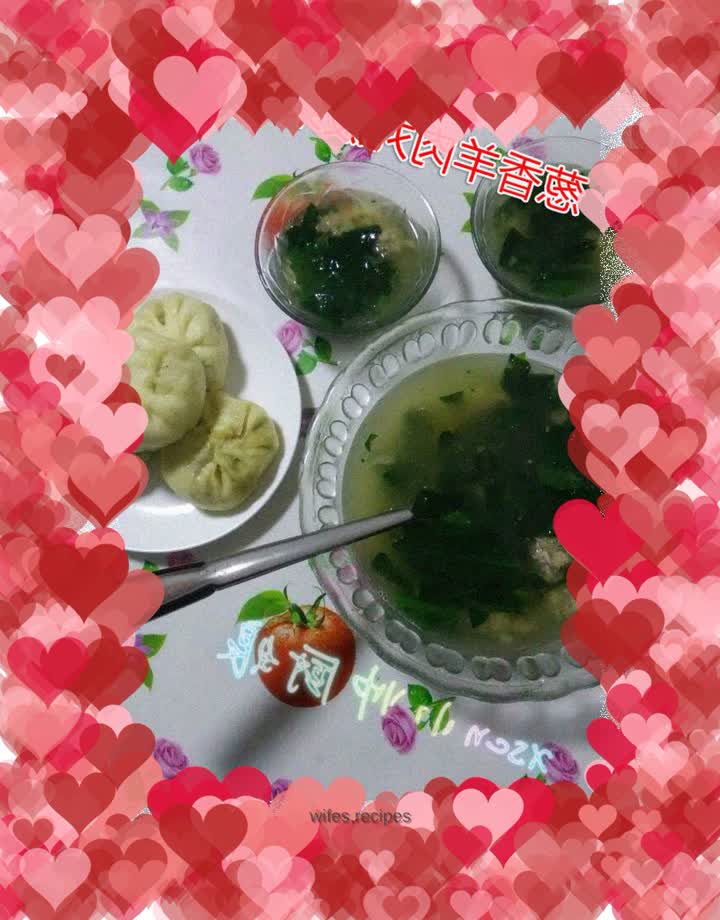 Clear soup with green onions, mutton balls and spinach soup
