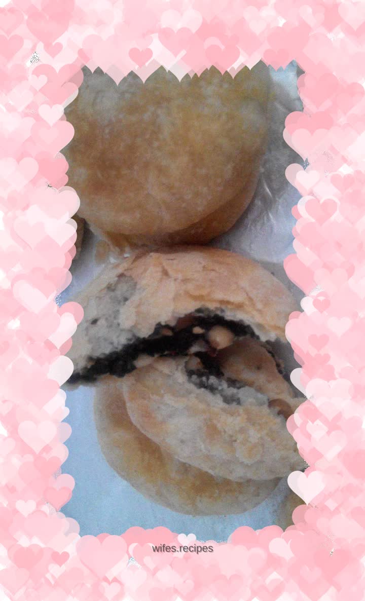 Salt and pepper sesame mooncake