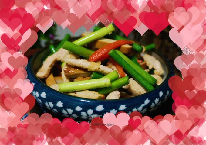 Stir-fried dried tofu with shredded chicken and garlic sprouts