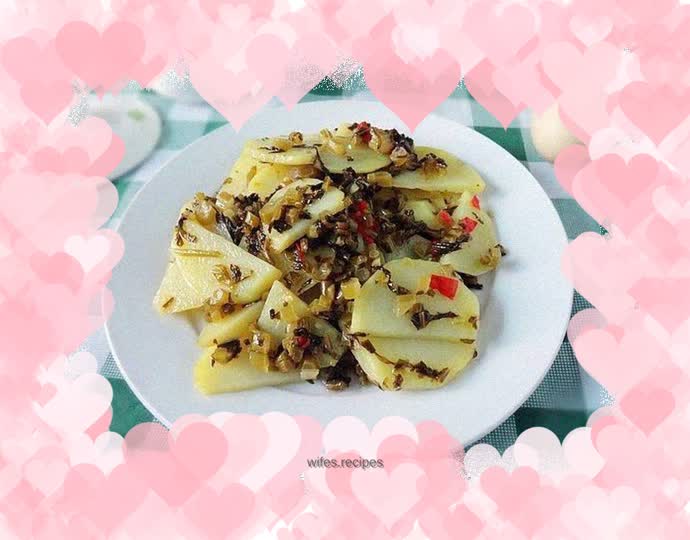 Fried potato slices with pickles