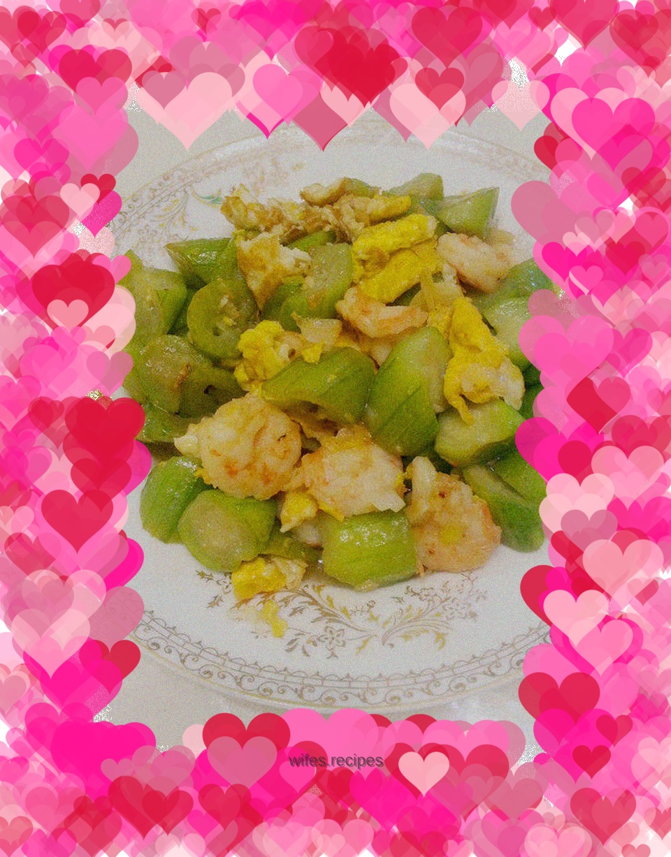 Scrambled eggs with loofah and shrimps