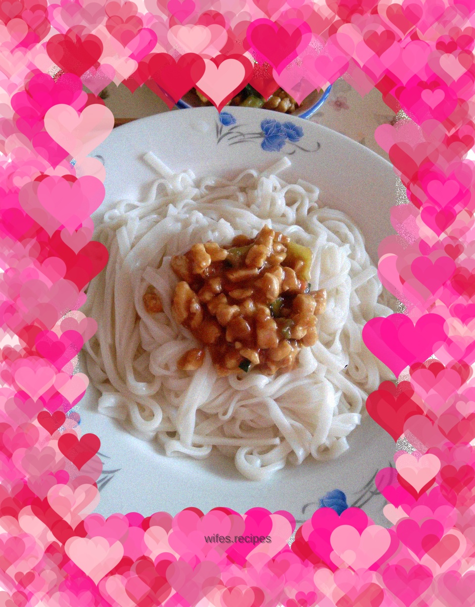 Cucumber and Chicken Mixed with Noodle Sauce