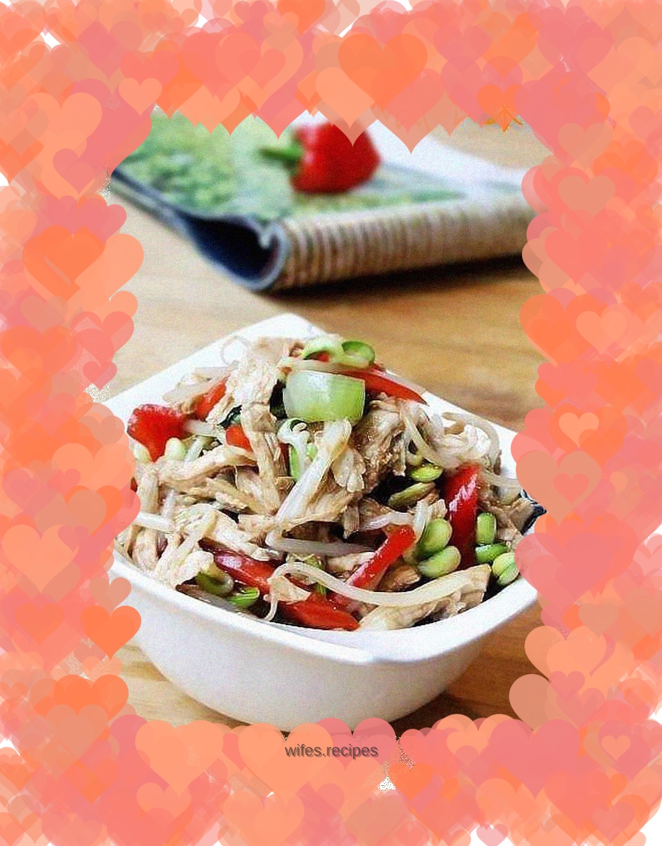 Soybean sprouts mixed with shredded chicken