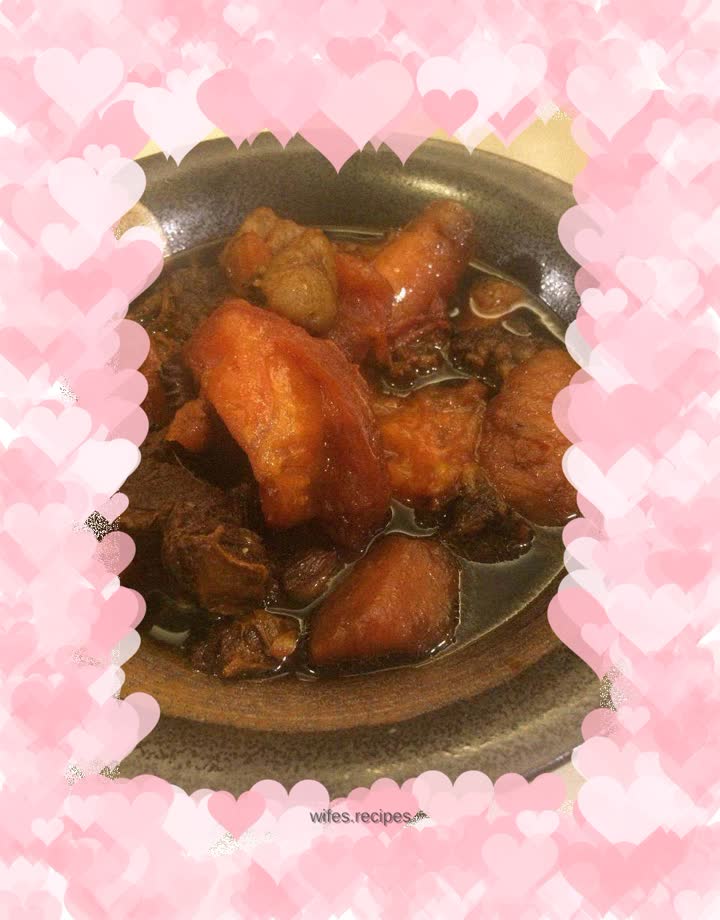 Beef brisket stewed with tomatoes and carrots