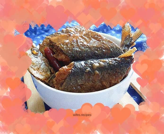 Canned saury in tomato sauce