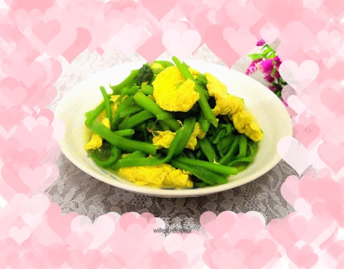 Scrambled eggs with pumpkin leaves