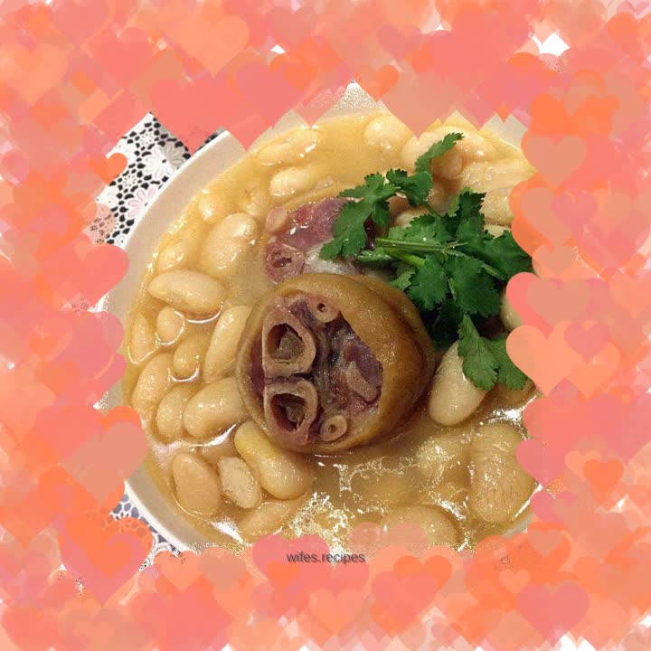 Fragrant and delicious white kidney beans stewed with golden legs