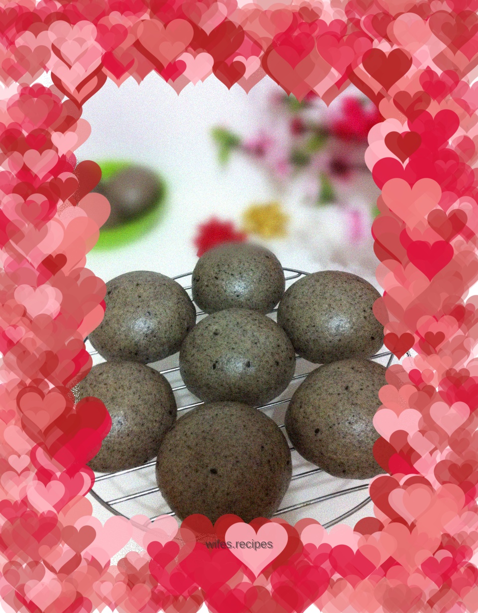 Black sesame whole wheat steamed buns