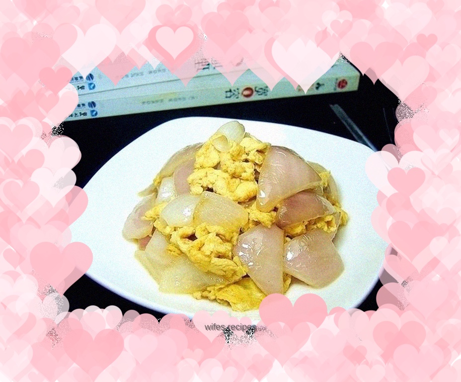 Fried eggs with onions
