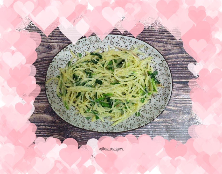 Stir-fried shredded potatoes with leeks