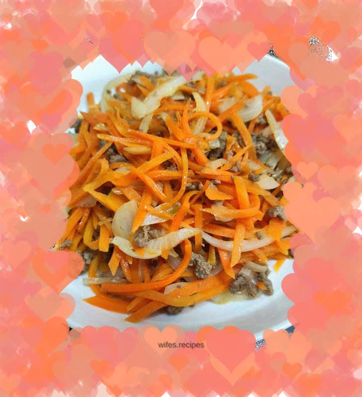 Stir-fried minced beef with carrots and onions