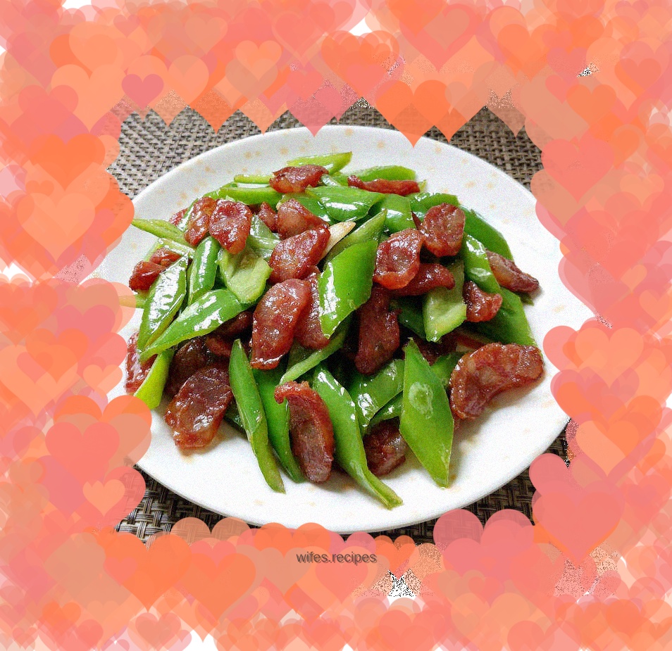 Fried sausage with green pepper