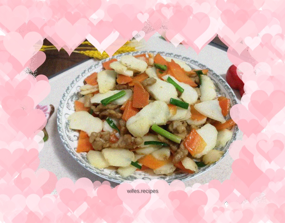 Stir-fried pork slices with carrots and water chestnuts