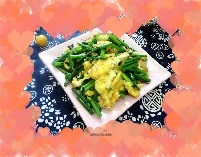 Scrambled eggs with chives and moss