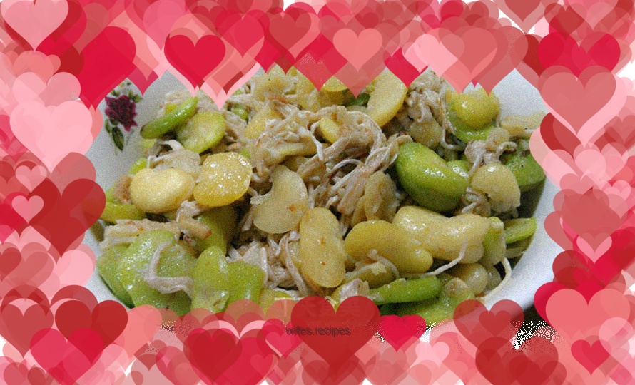 Stir-fried broad beans with white flowers