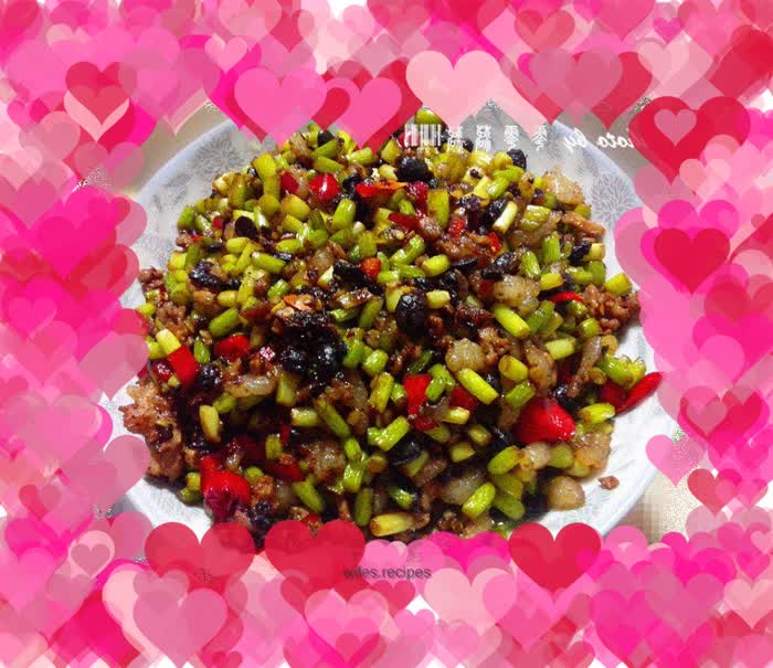 The strong aroma of black bean sauce - minced pork with garlic sprouts