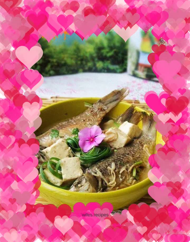 Crucian carp stewed with tofu