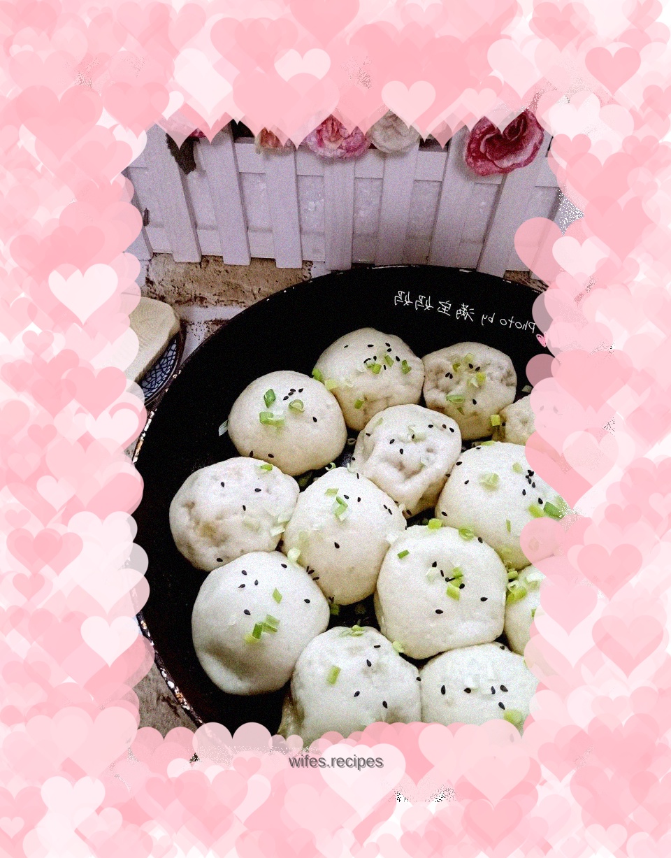 Pan-fried buns with diced bamboo shoots and fresh meat