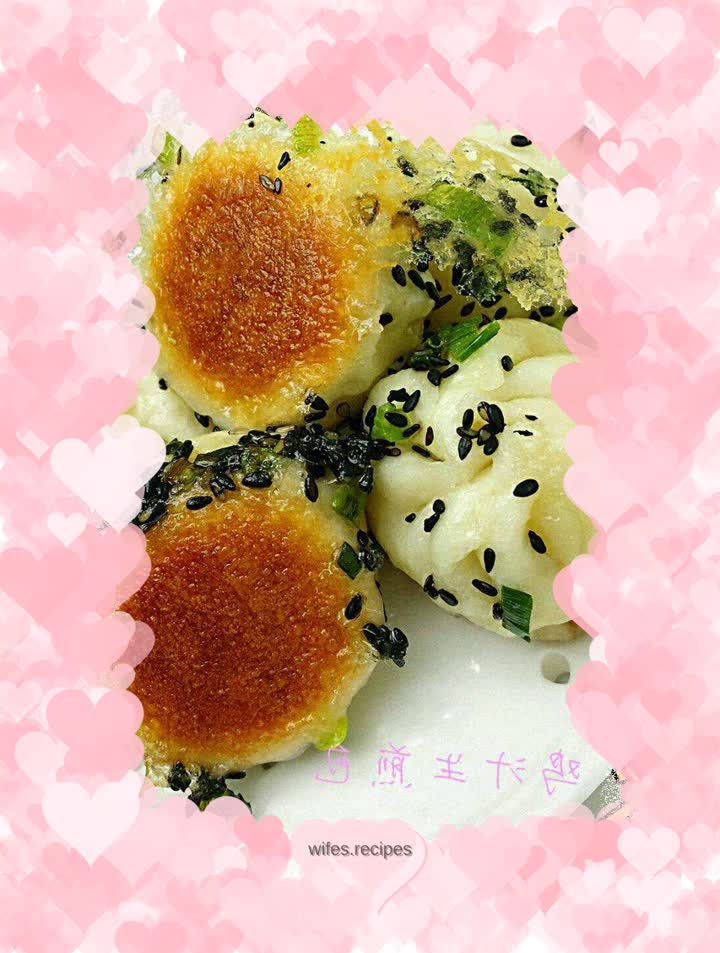 Pan-fried buns with chicken sauce