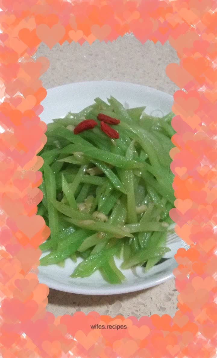 Stir-fried shredded lettuce