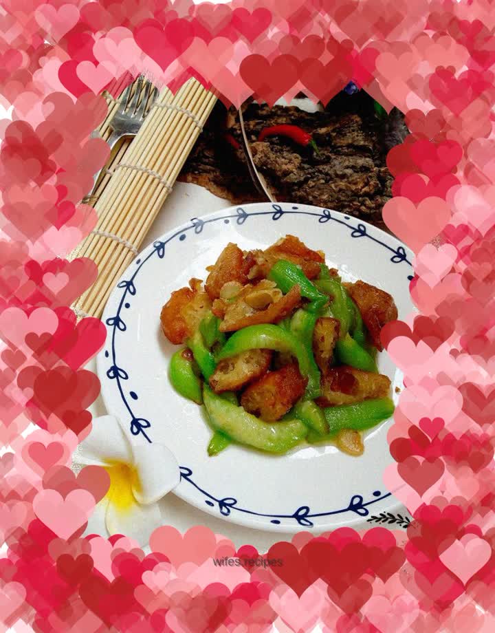 Stir-fried loofah with fried dough sticks