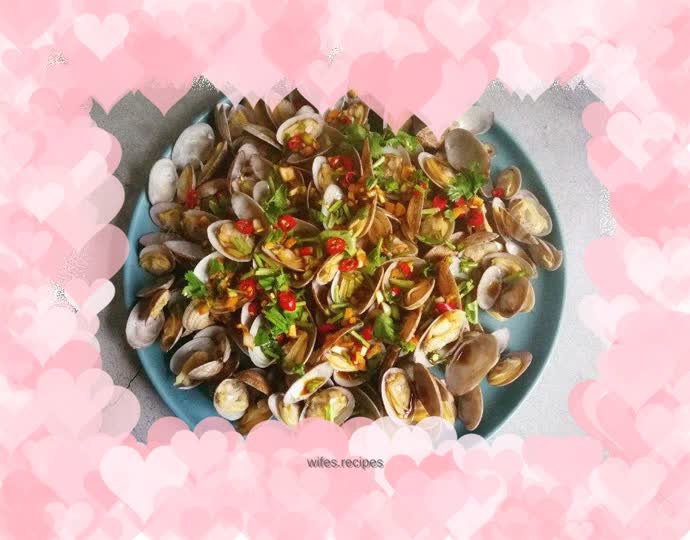 Sauce-splashed clams