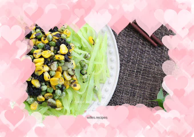 Olive vegetables mixed with lettuce