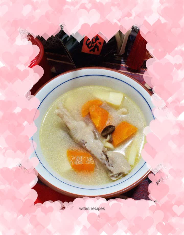 Braised chicken feet and carrot soup with bamboo shoots