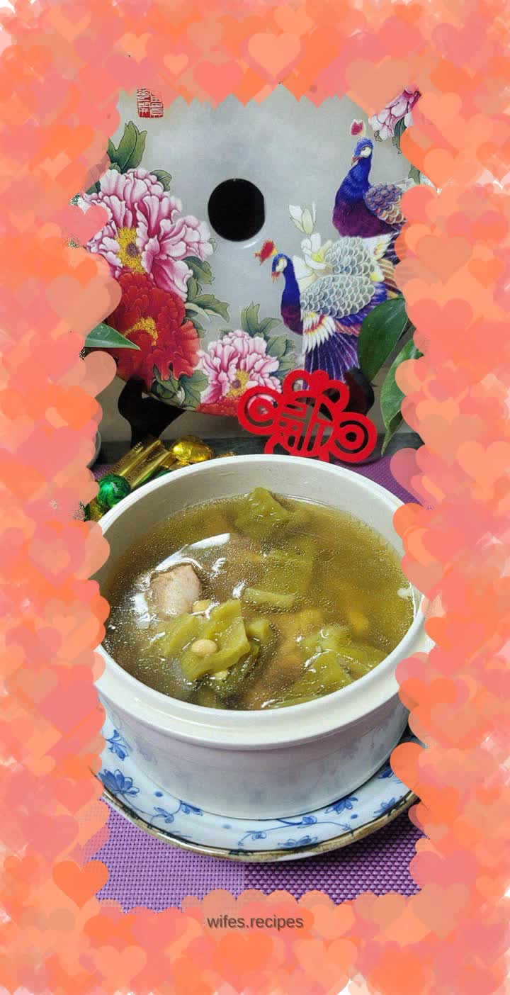 Soybean, bitter gourd and fan bone soup